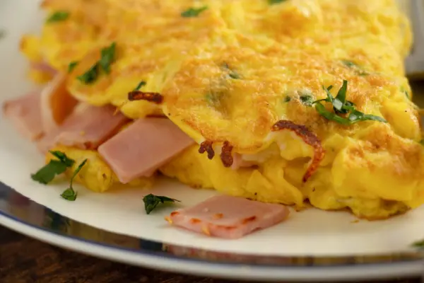 Omelet adalah contoh sempurna tentang bagaimana hidangan sederhana bisa begitu memikat dan memuaskan